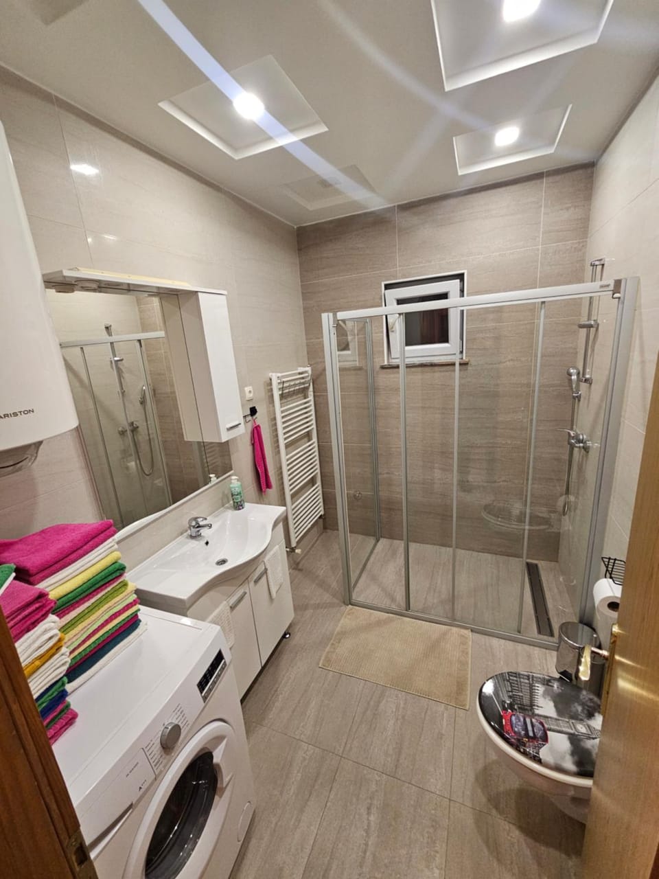 Toilet, Bathroom, towels, washing machine
