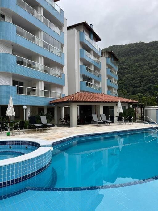 Apartamento 23A para 6 pessoas com Piscina e Churrasqueira no Cond Torremolinos Beach a 80m para Pé na areia na Praia da Enseada Ubatuba Apartment in State of São Paulo