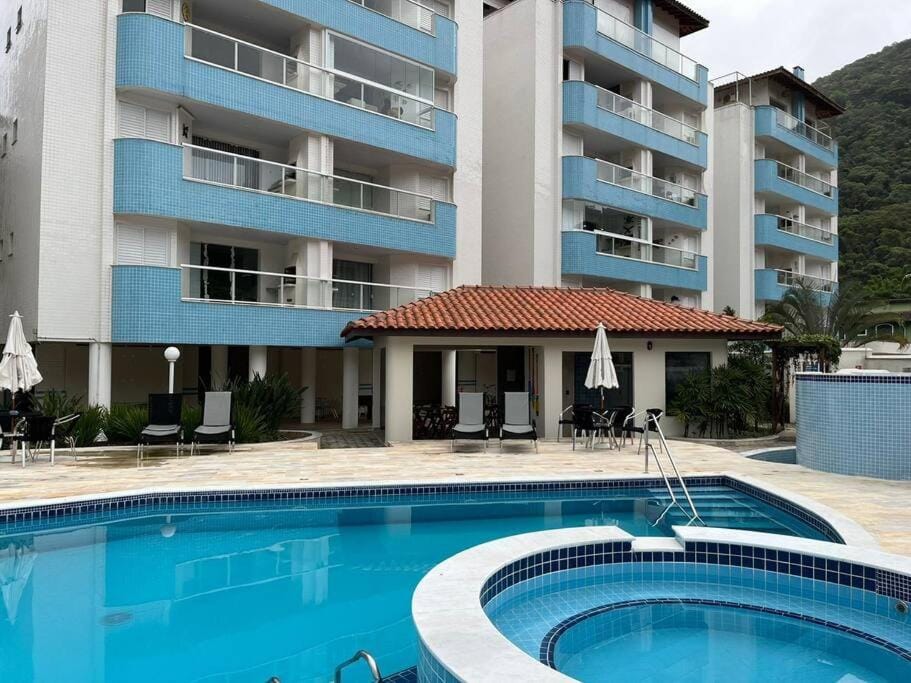 Apartamento 23A para 6 pessoas com Piscina e Churrasqueira no Cond Torremolinos Beach a 80m para Pé na areia na Praia da Enseada Ubatuba Apartment in State of São Paulo