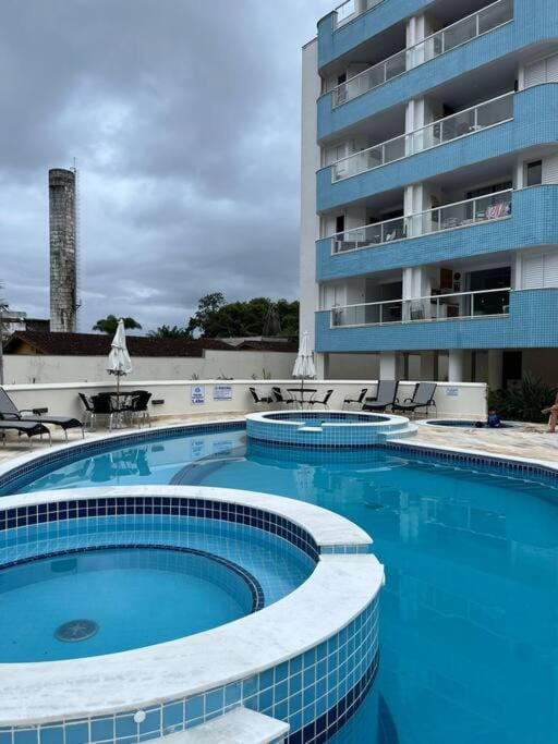 Apartamento 23A para 6 pessoas com Piscina e Churrasqueira no Cond Torremolinos Beach a 80m para Pé na areia na Praia da Enseada Ubatuba Apartment in State of São Paulo