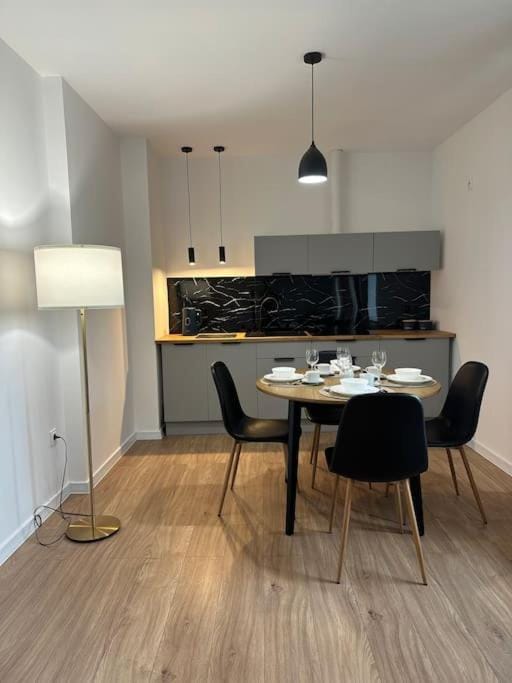 Kitchen or kitchenette, Dining area, stove
