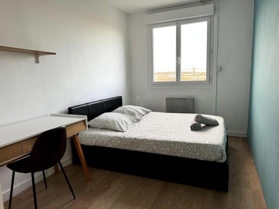 Bed, Photo of the whole room, Bedroom, towels