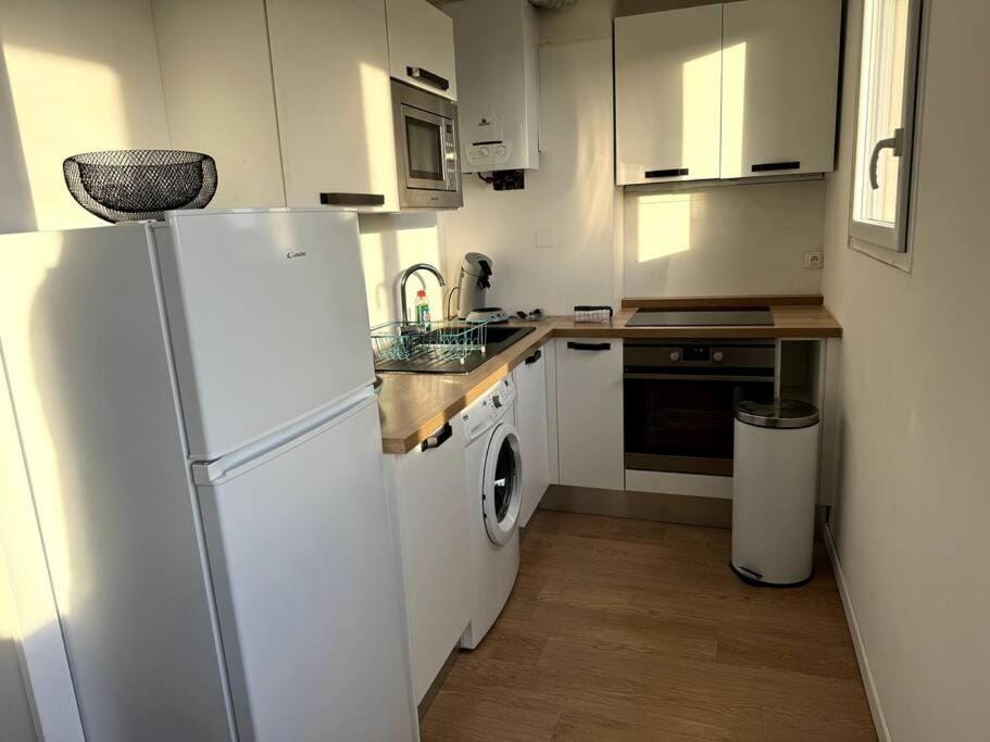 Kitchen or kitchenette, stove, washing machine