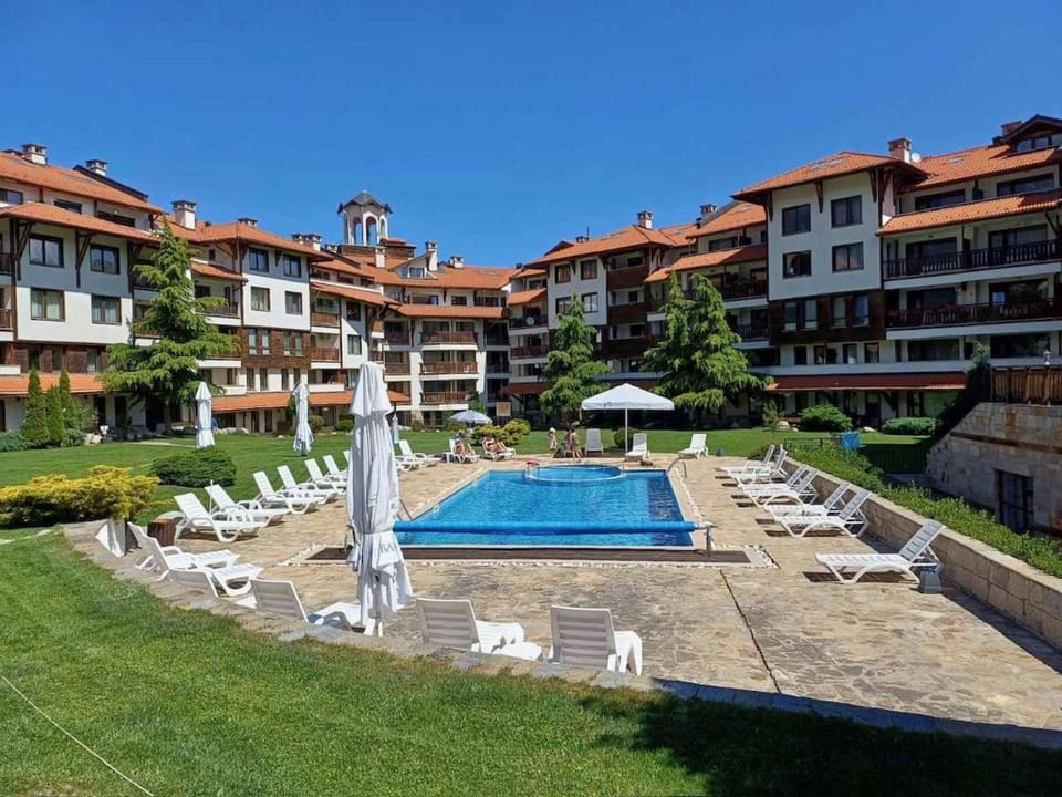 Day, Pool view, Swimming pool, sunbed