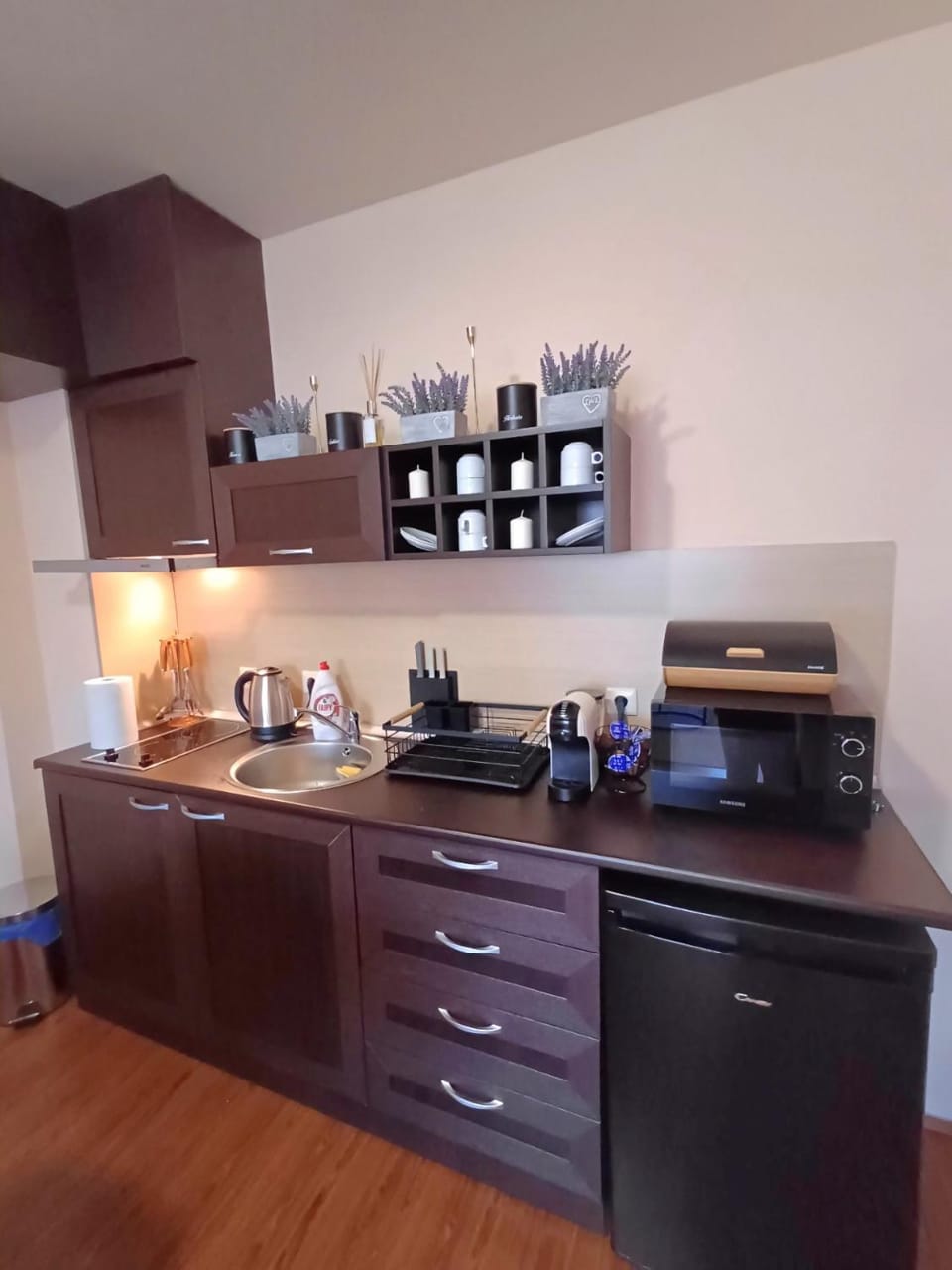 Coffee/tea facilities, Kitchen or kitchenette, stove, toaster