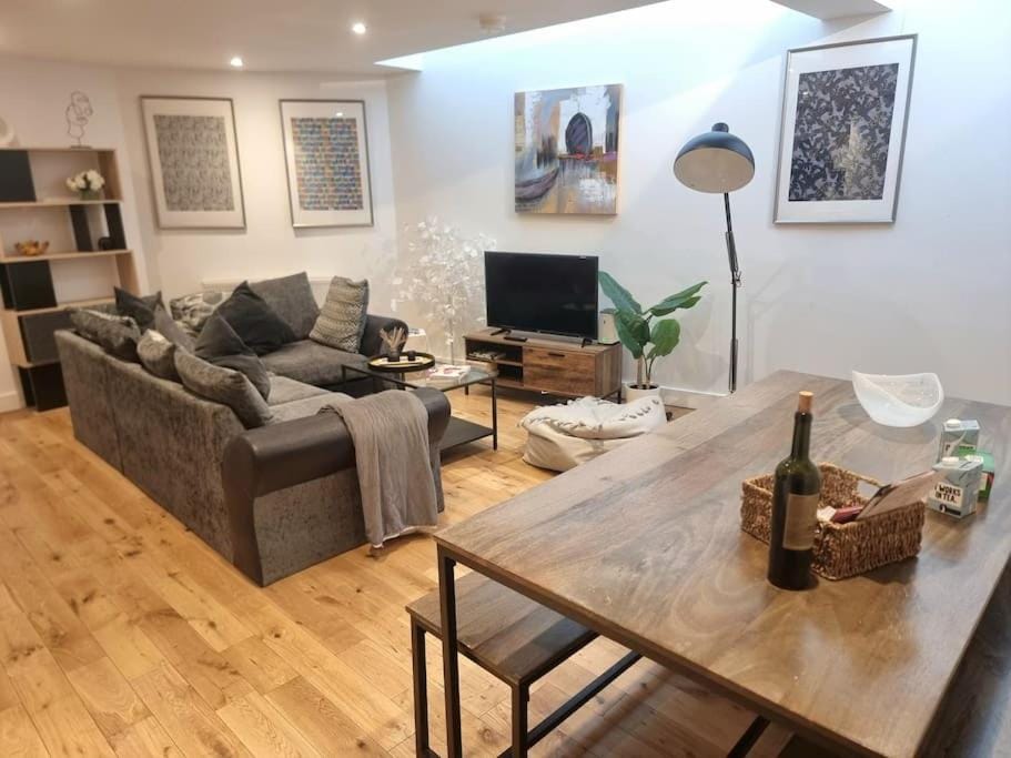 TV and multimedia, Living room, Seating area, Evening entertainment