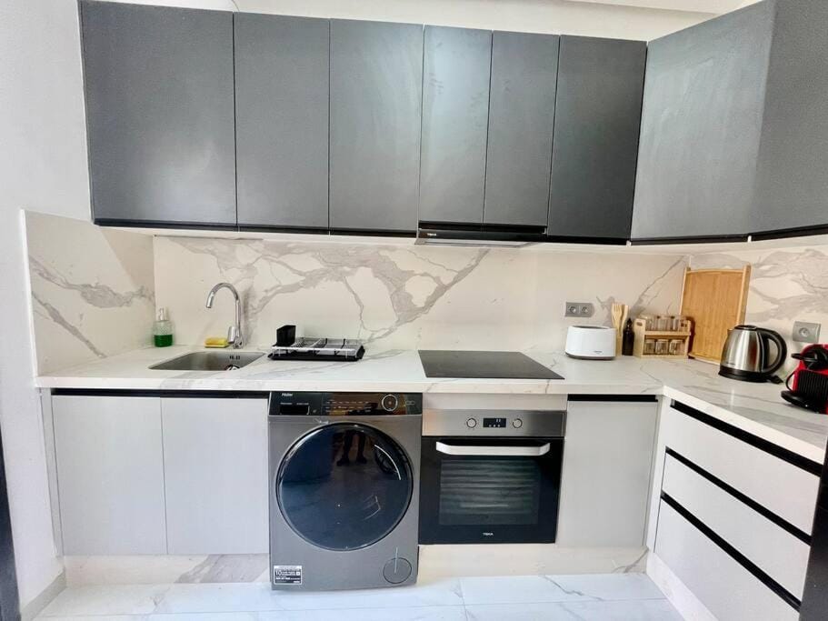 Coffee/tea facilities, Kitchen or kitchenette, oven, stove, toaster, washing machine