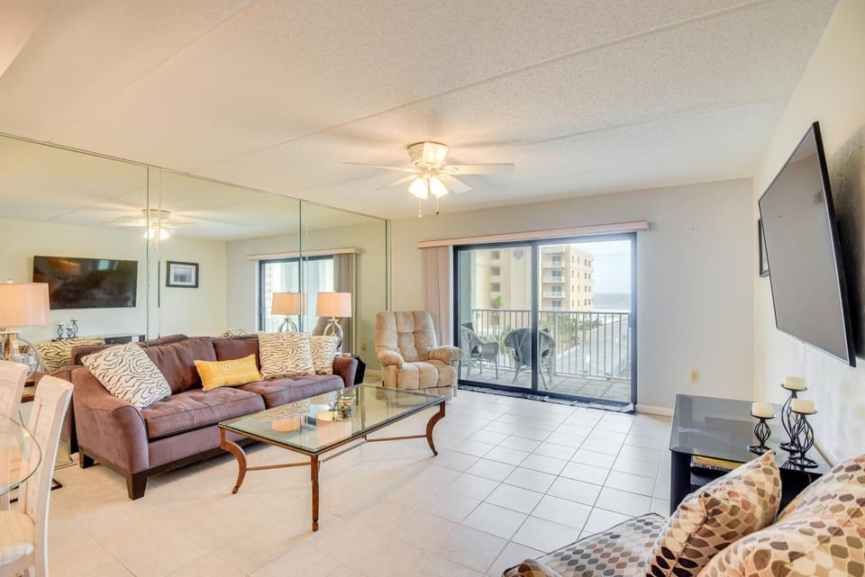 Walk to Coast: Condo in Daytona Beach Shores! House in Daytona Beach Shores