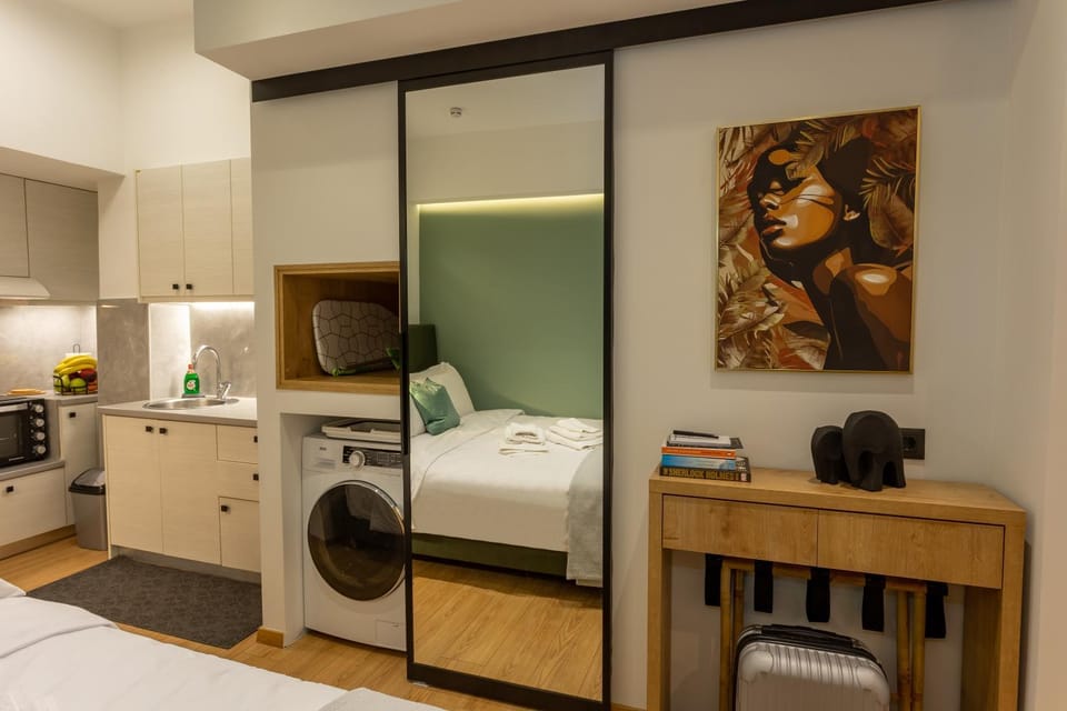 Bed, Kitchen or kitchenette, washing machine, dryer