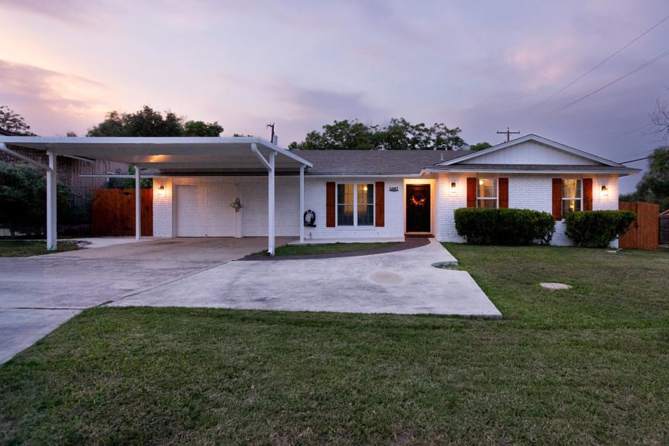 4-BD 3-FullBA SAMedical Cen,Riverwalk,Fiesta,Rodeo House in San Antonio