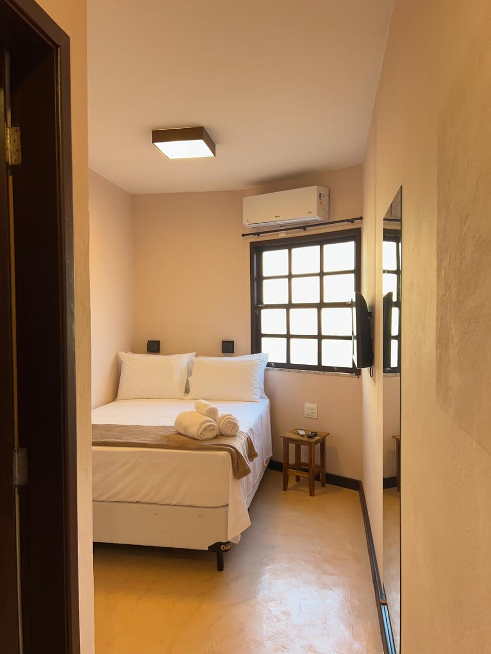 Bed, TV and multimedia, Photo of the whole room, Bedroom