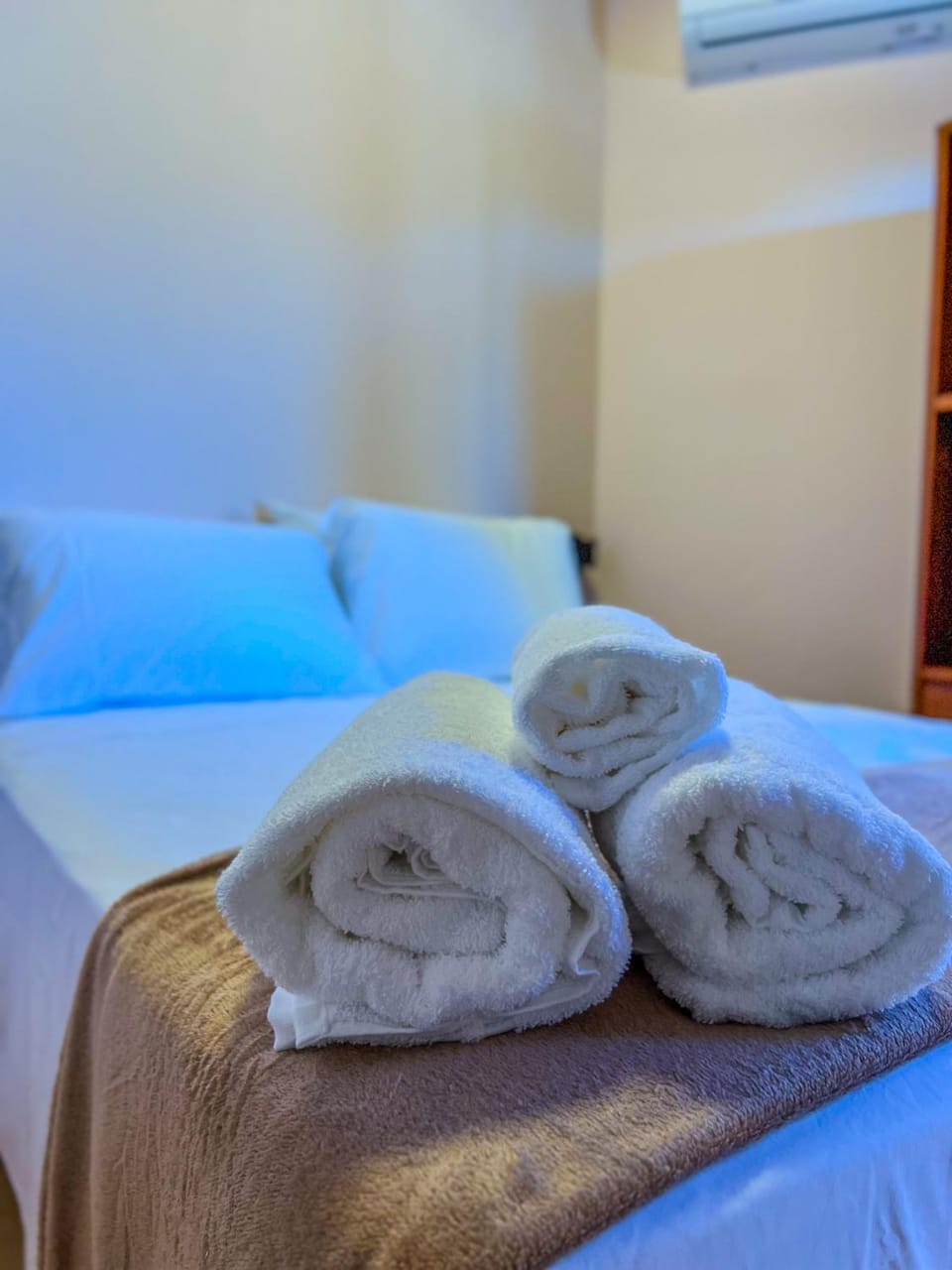 Bed, towels