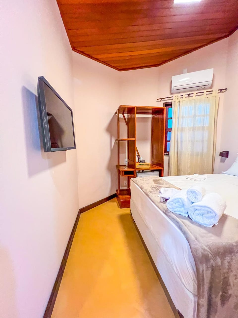 Bed, TV and multimedia, Photo of the whole room, Bedroom, wardrobe, air conditioner