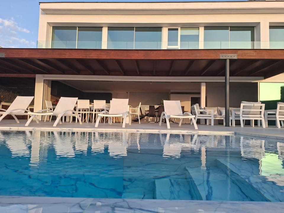 Property building, Sea view, Swimming pool, sunbed
