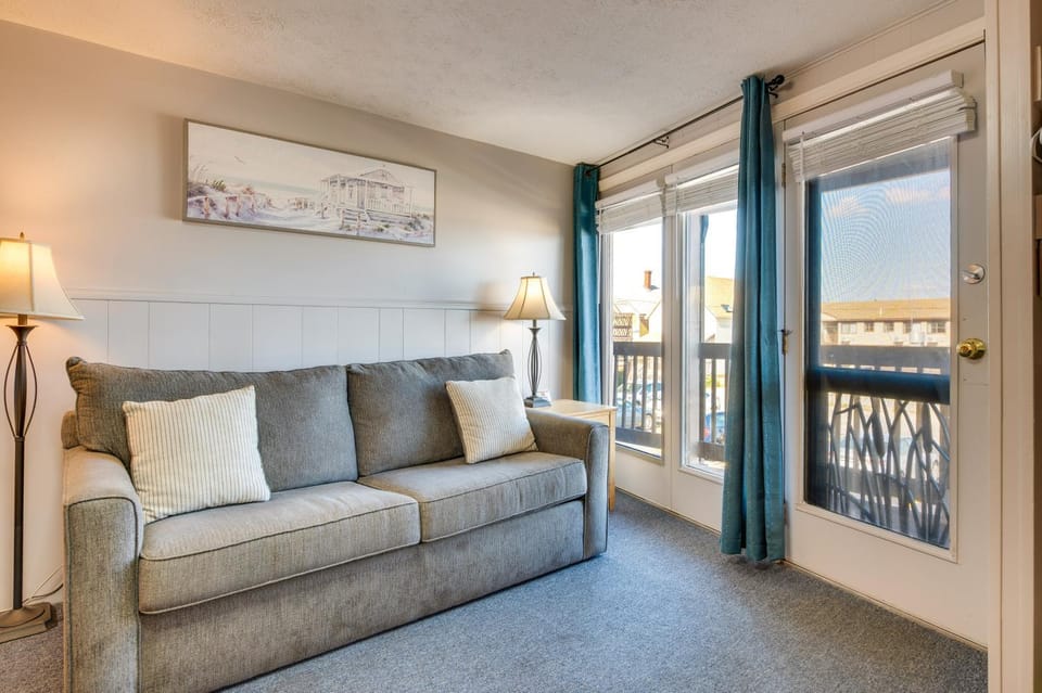 'Beachfront 13' Condo on Old Orchard Beach Apartment in Old Orchard Beach