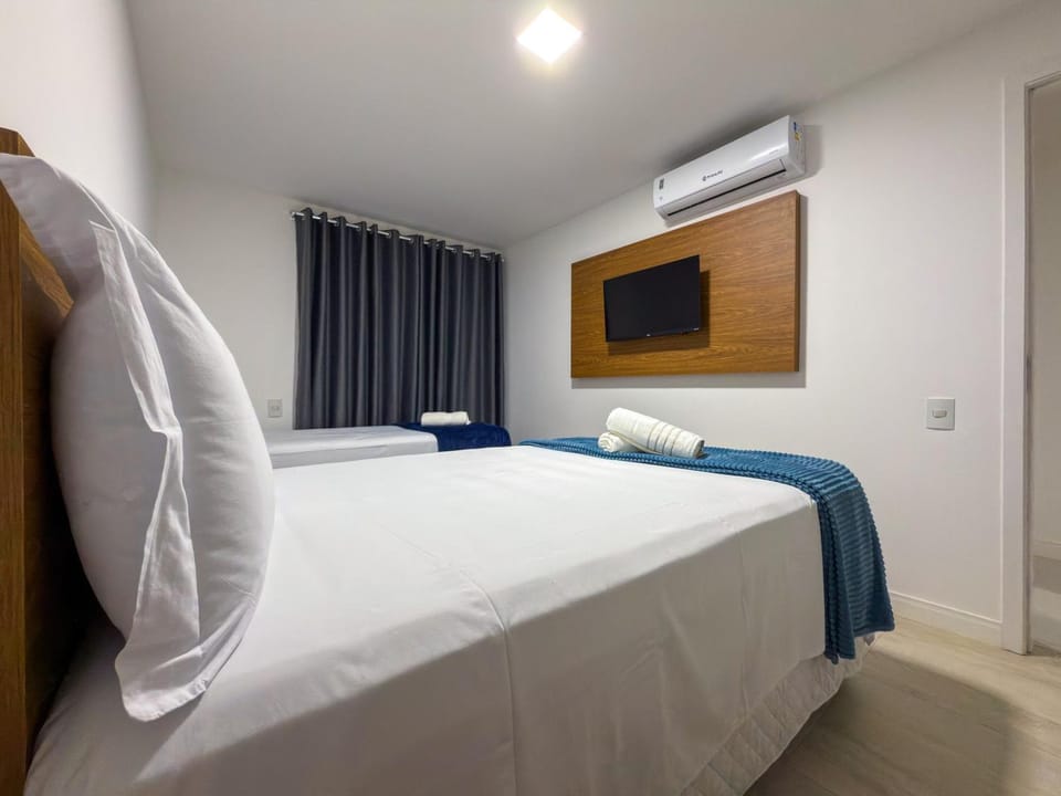 Bed, TV and multimedia, Photo of the whole room, Bedroom, air conditioner
