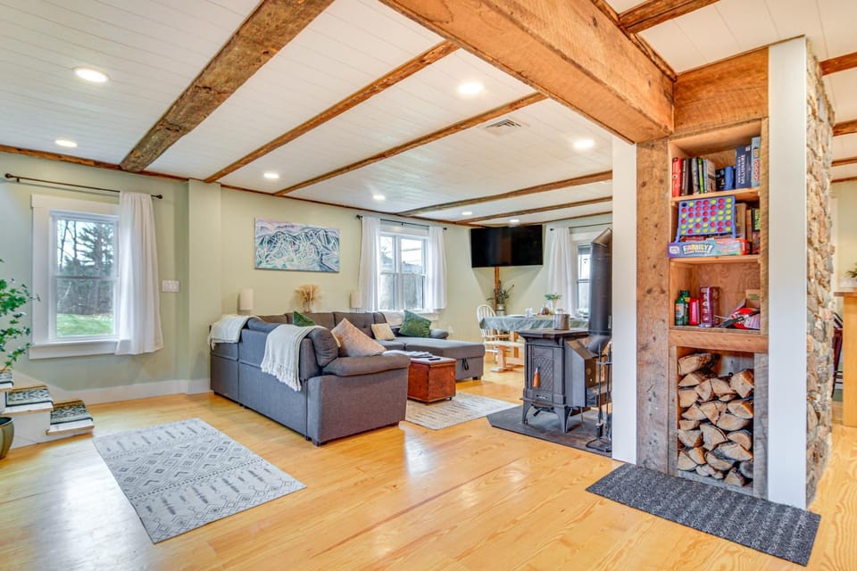 10 Mi to Skiing: Historic Farmhouse in Maine! House in Rumford