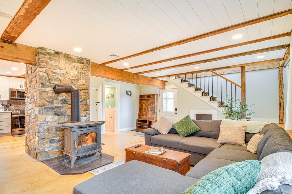 10 Mi to Skiing: Historic Farmhouse in Maine! House in Rumford