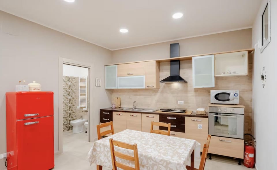 Kitchen or kitchenette, Dining area, minibar, oven, pet friendly, stove, toaster