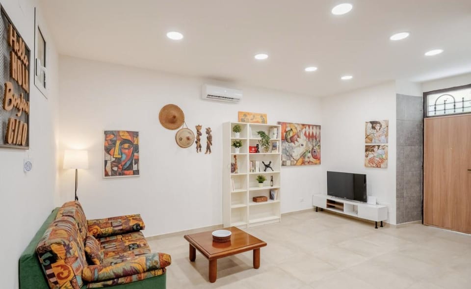 Communal lounge/ TV room, TV and multimedia, Living room, Seating area, Evening entertainment