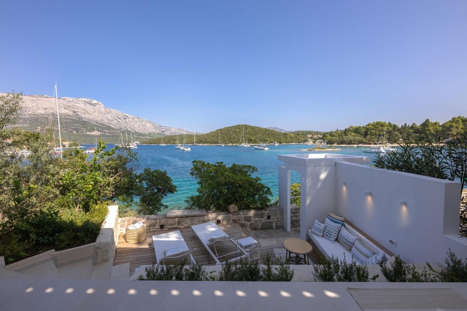 Property building, Nearby landmark, Day, Natural landscape, View (from property/room), Balcony/Terrace, Mountain view, Sea view, sunbed