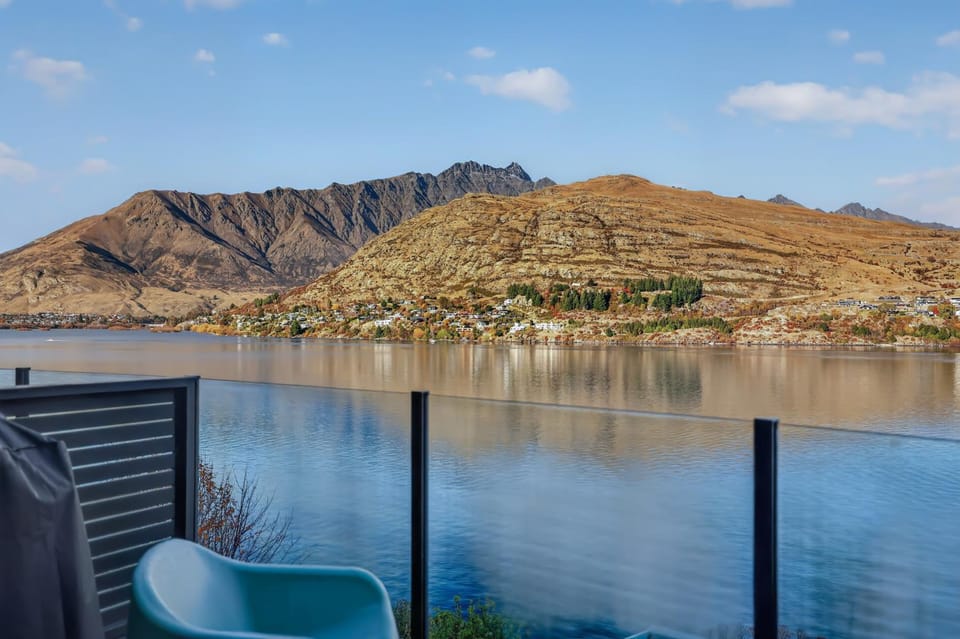 View (from property/room), Balcony/Terrace, Lake view, Mountain view