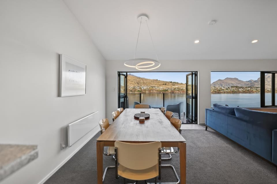 View (from property/room), Dining area, Lake view, Mountain view