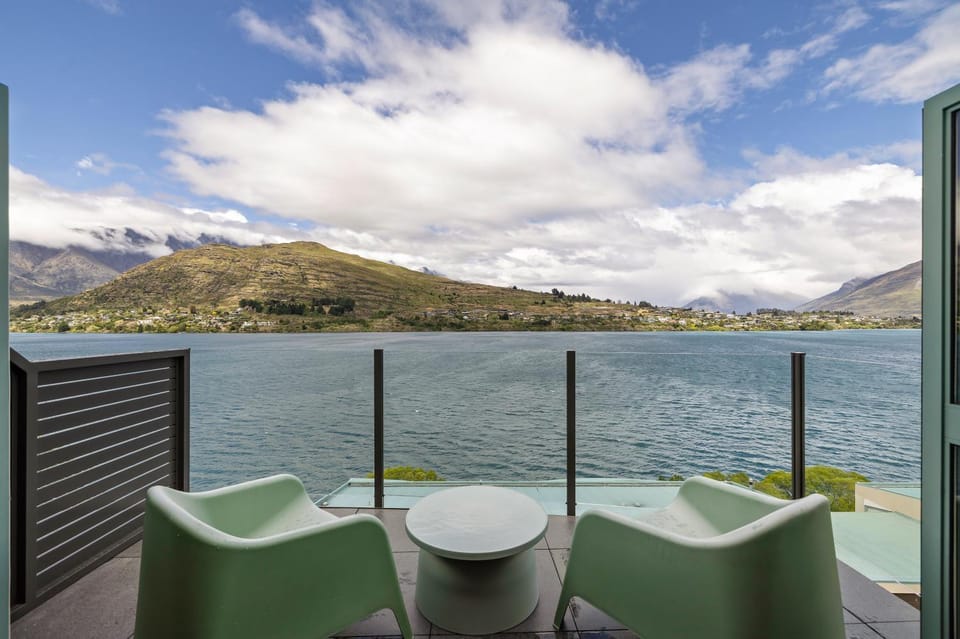 View (from property/room), Balcony/Terrace, Lake view, Mountain view