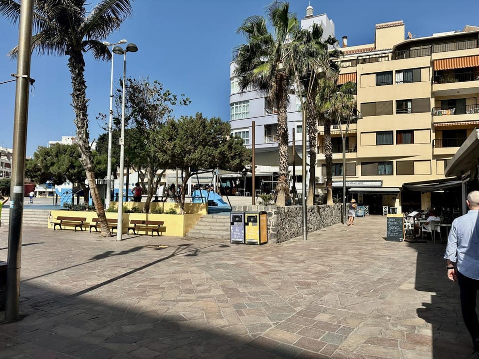 Day, Neighbourhood, Location