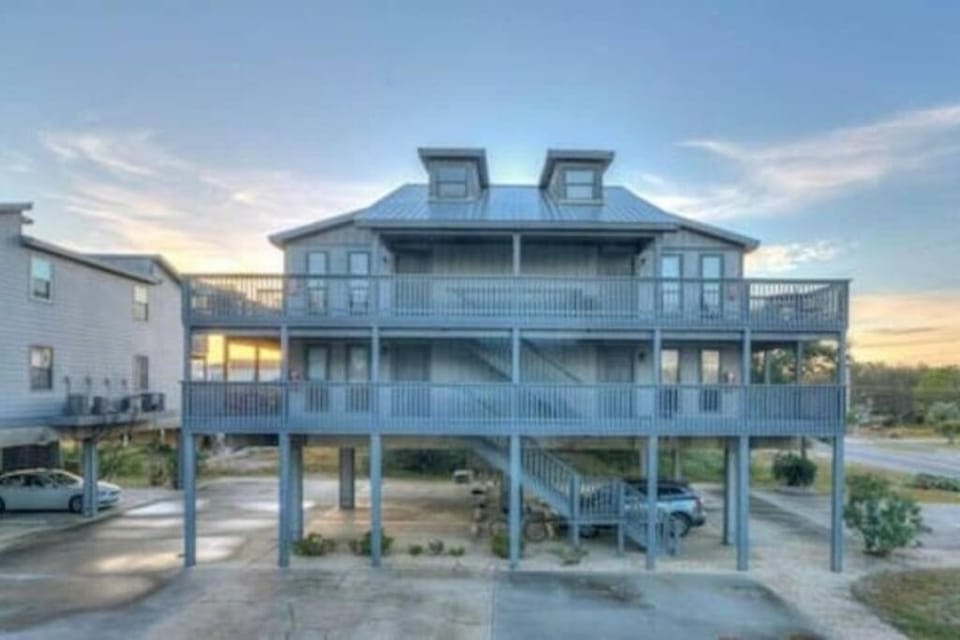Dog Friendly 2 Bed Condo! Walk To Beach or Lagoon! Apartment in West Beach