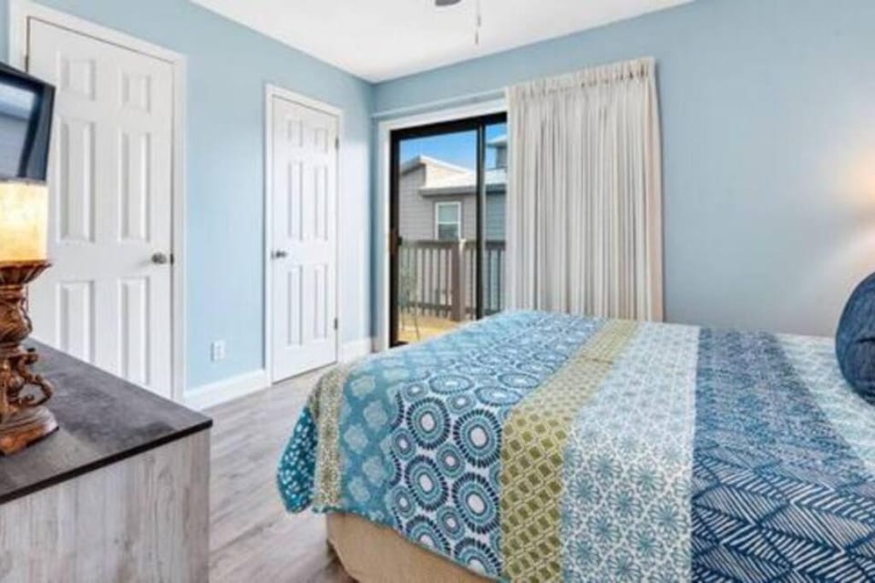 Dog Friendly 2 Bed Condo! Walk To Beach or Lagoon! Apartment in West Beach