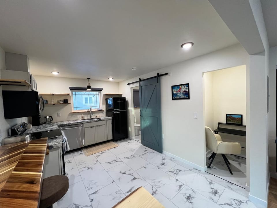 Kitchen or kitchenette, Dining area