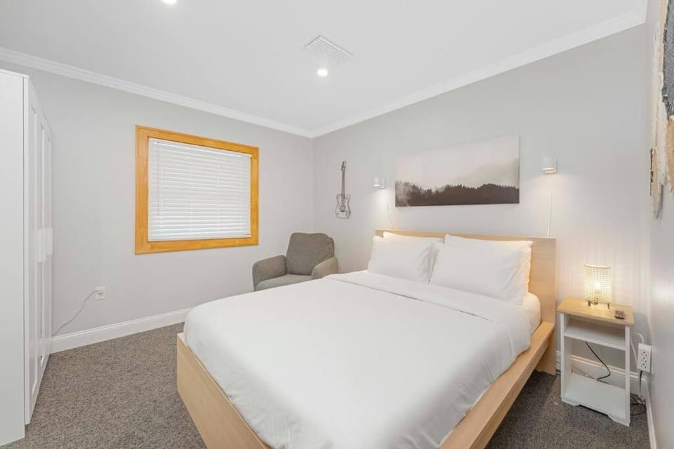 Plush 2 Bed Getaway With 100 Inch Projector & Sectional Apartment in Jacksonville