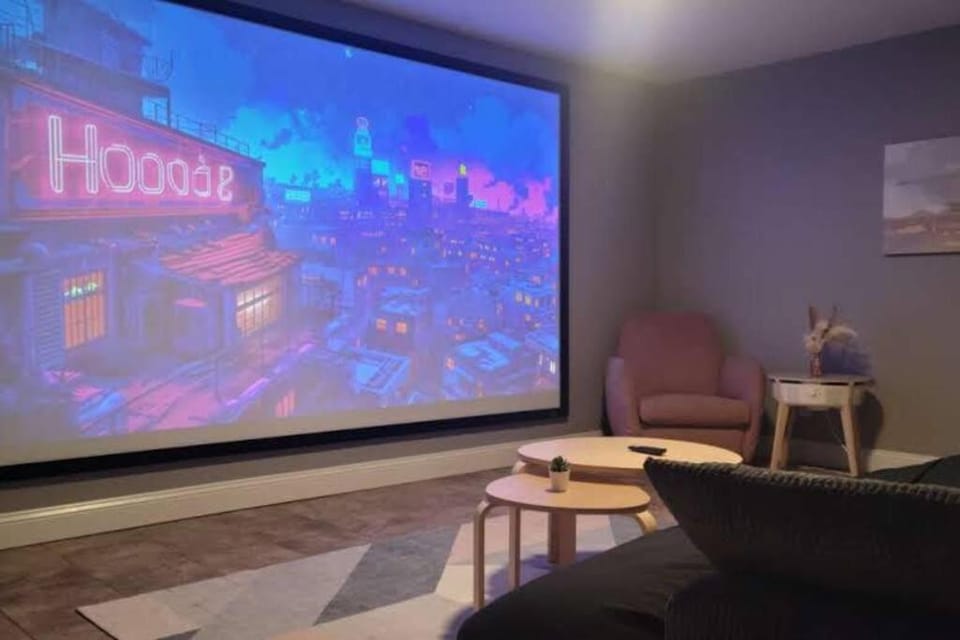 Relaxing 3-Bedroom With 150 Inch Projector & Pool Table House in Jacksonville