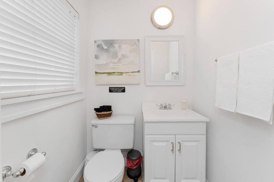Relaxing 3-Bedroom With 150 Inch Projector & Pool Table House in Jacksonville