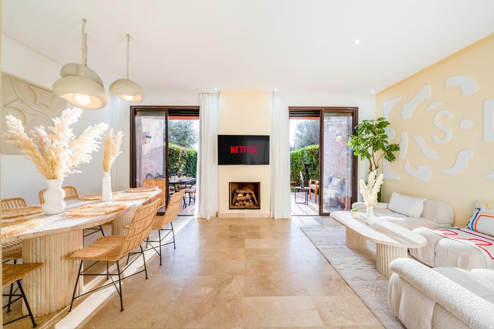 TV and multimedia, Living room, Seating area, Dining area, flat iron