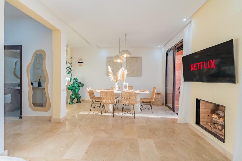 TV and multimedia, Living room, Seating area, Dining area