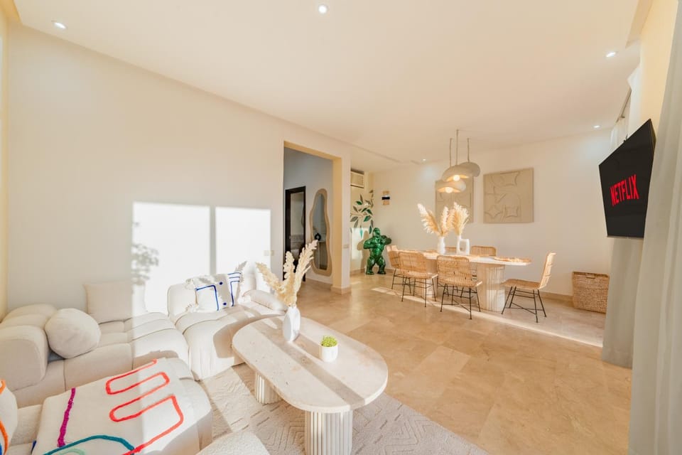 TV and multimedia, Living room, Seating area, Dining area