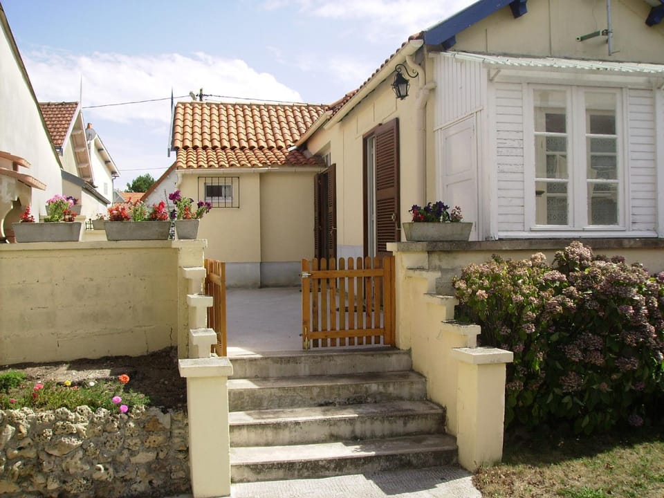 Charmante Maison de Vacances Fouras - Plage Nord - FR-1-709-80 House in Fouras