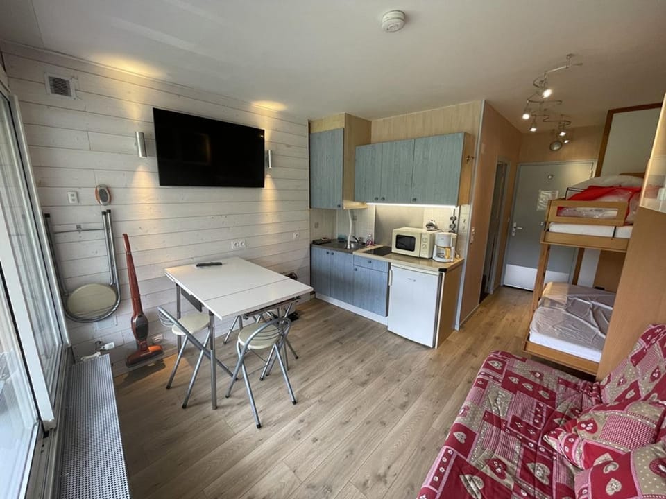 Studio confortable 2/4 personnes avec balcon et WiFi - FR-1-787-104 Apartment in Auvergne-Rhône-Alpes