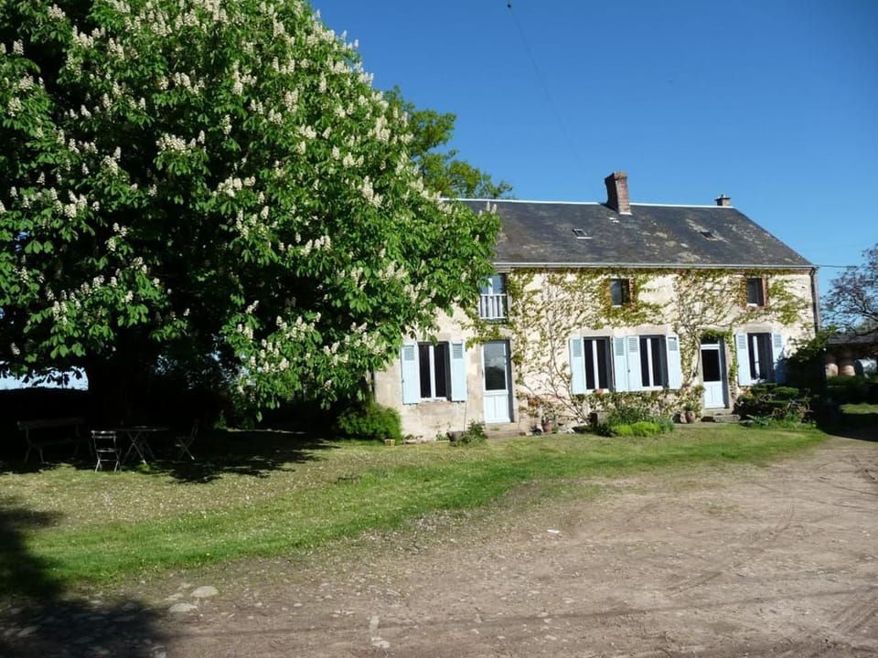 Chambres confortables et jardin ombragé dans une ferme du XIXème siècle près de Châteauroux - FR-1-591-699 Bed and Breakfast in Centre-Val de Loire
