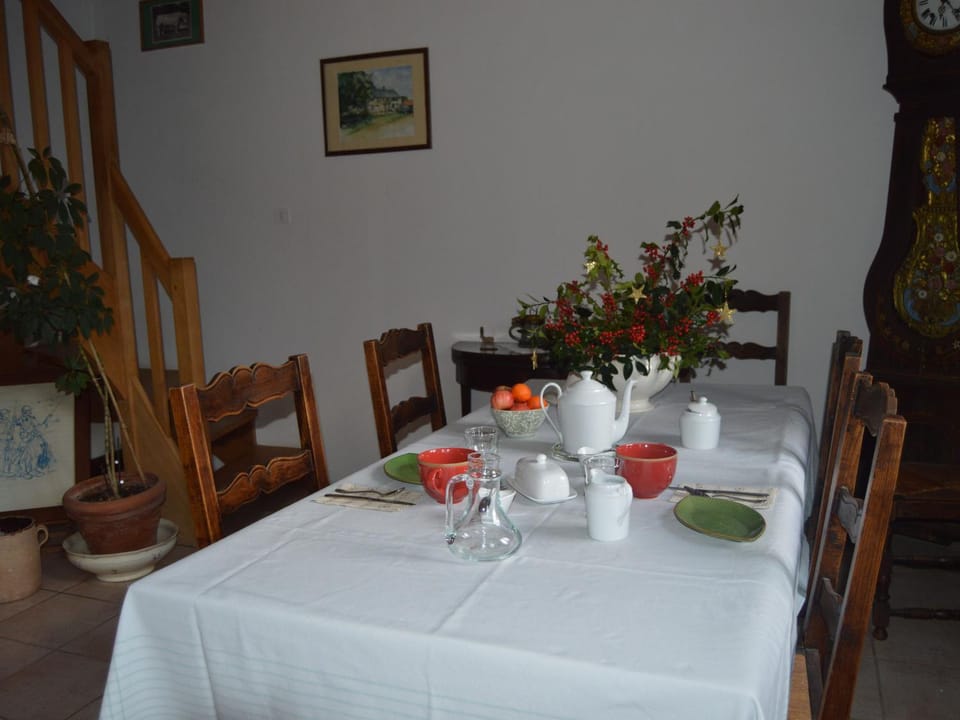 Chambres confortables et jardin ombragé dans une ferme du XIXème siècle près de Châteauroux - FR-1-591-699 Bed and Breakfast in Centre-Val de Loire