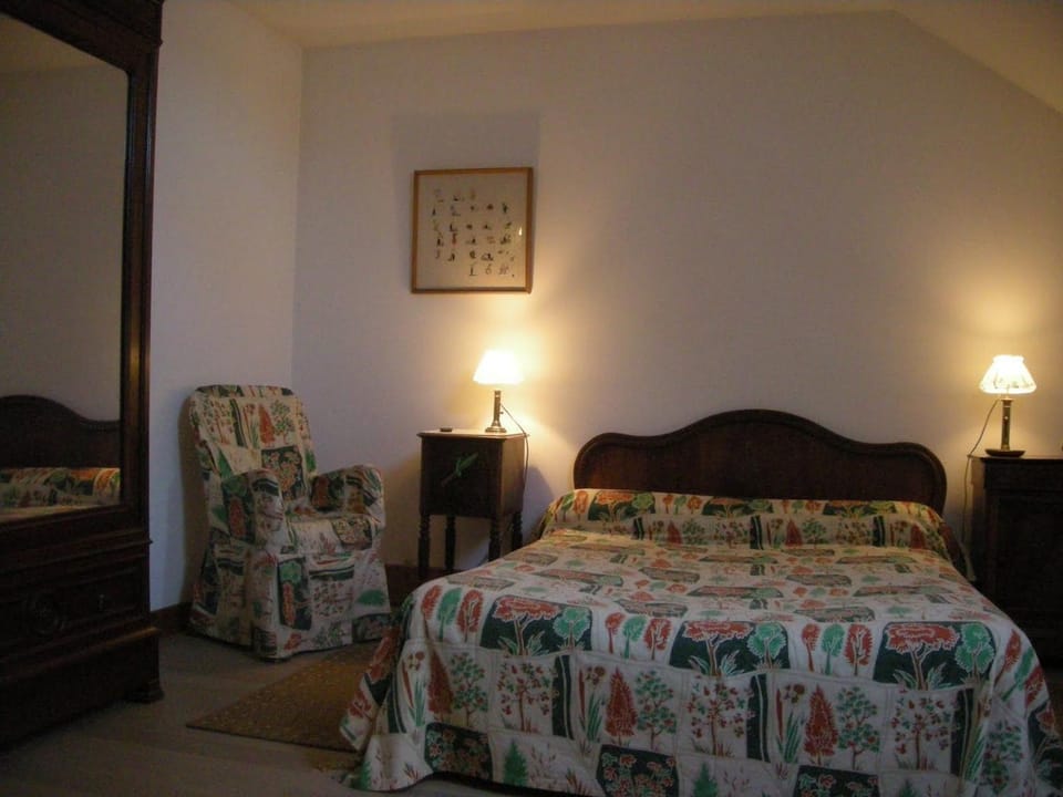 Chambres confortables et jardin ombragé dans une ferme du XIXème siècle près de Châteauroux - FR-1-591-699 Bed and Breakfast in Centre-Val de Loire