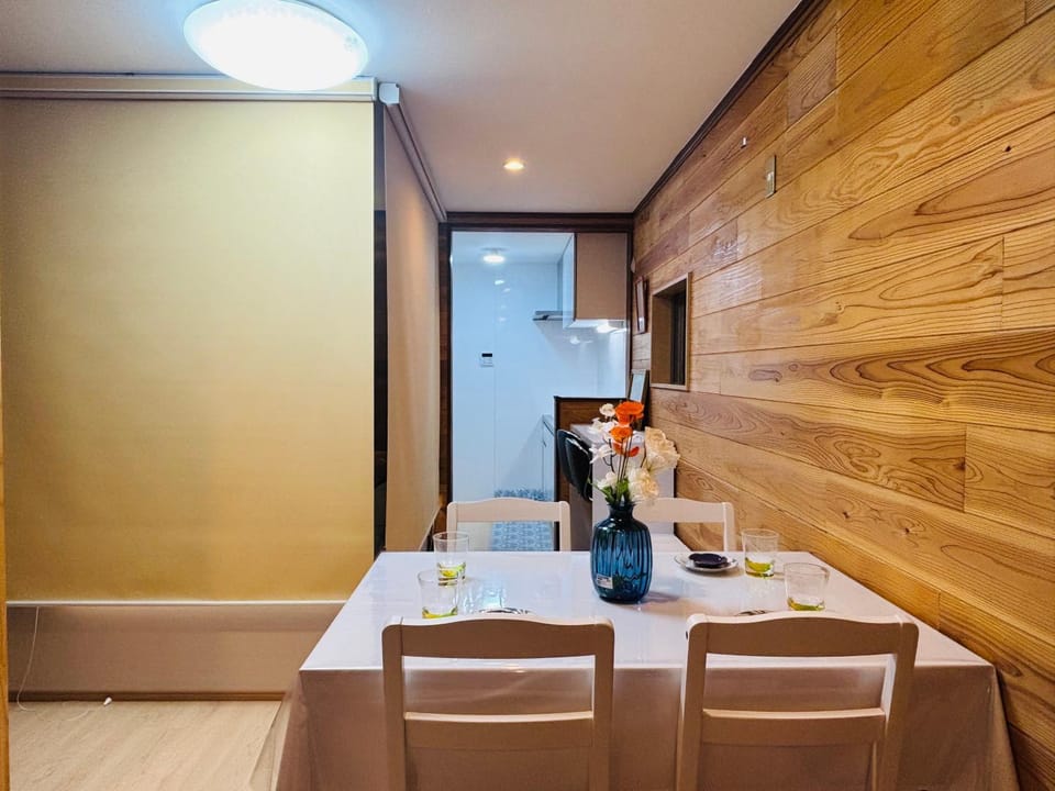 Bed, Seating area, Bedroom