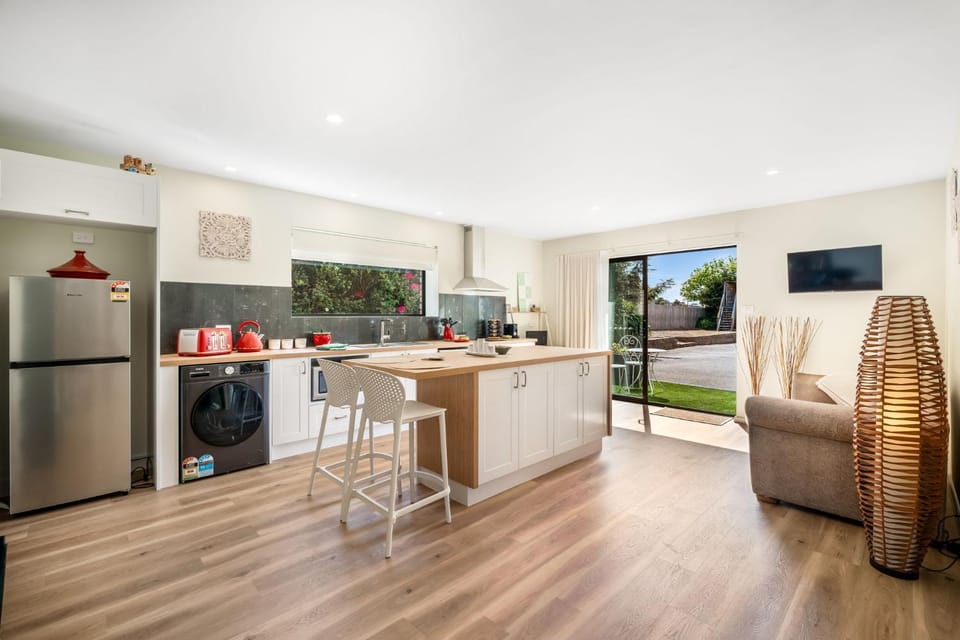 TV and multimedia, Coffee/tea facilities, Kitchen or kitchenette, Living room, Seating area, Dining area, dishwasher, toaster