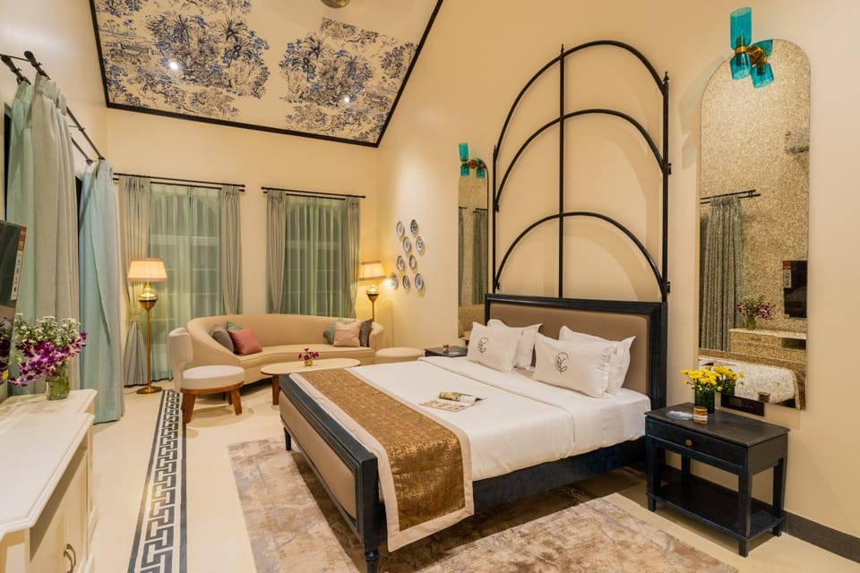 Bed, Living room, Photo of the whole room, Seating area, Bedroom