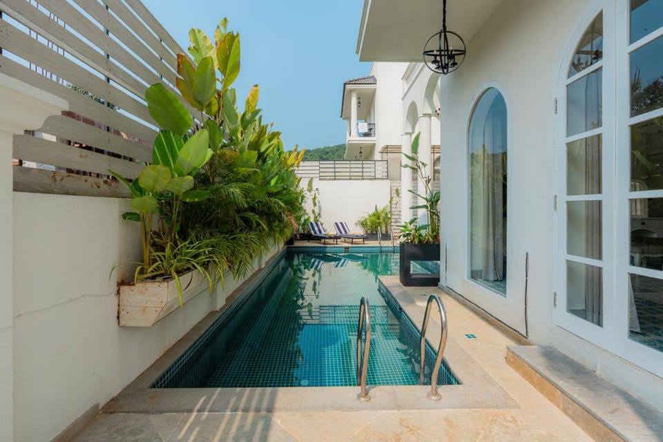 Patio, Day, Pool view, Swimming pool, sunbed
