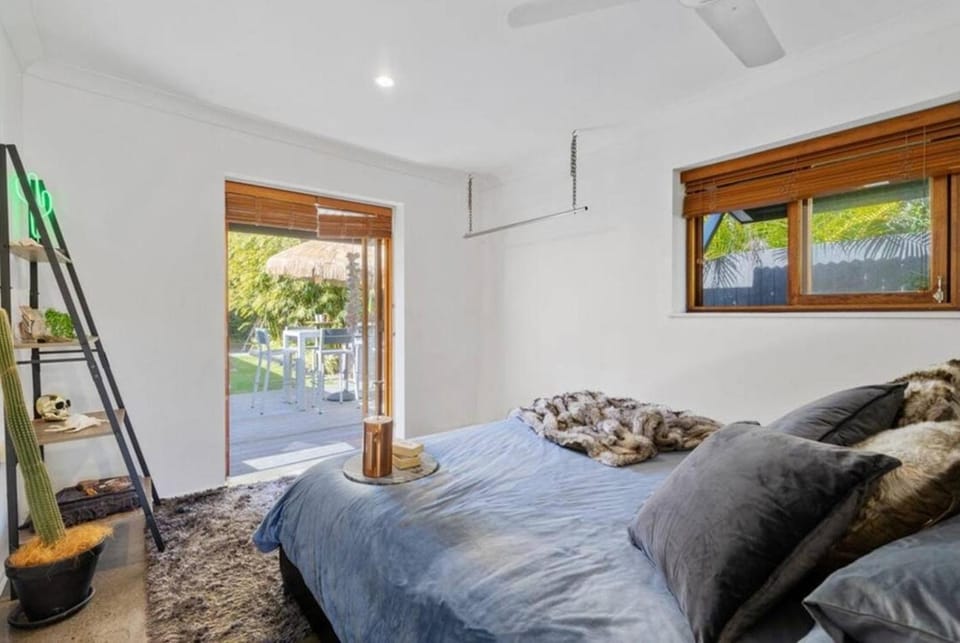 Bed, Photo of the whole room, Seating area, Bedroom