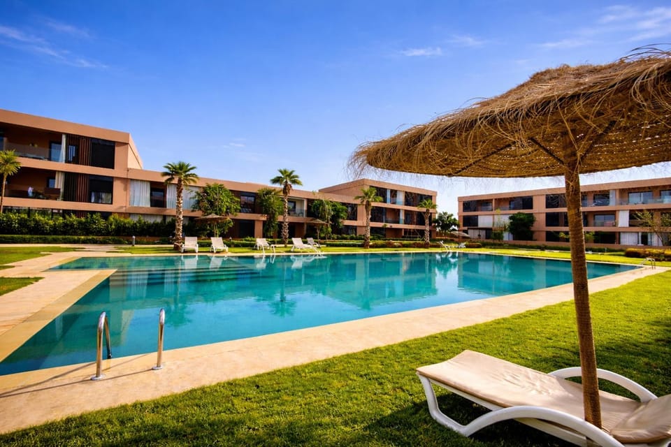 Property building, Spring, Day, Natural landscape, Garden, Garden view, Pool view, Swimming pool, sunbed