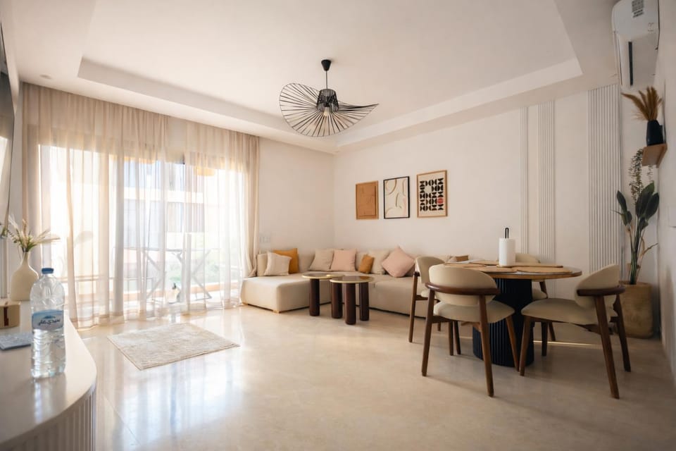 Living room, Seating area, Dining area, fireplace